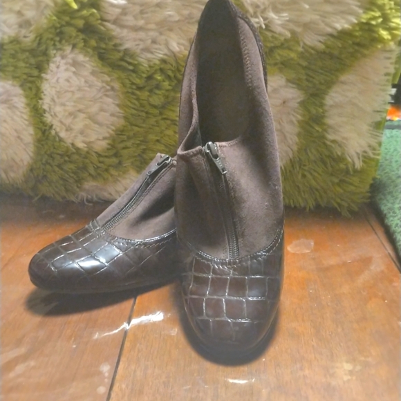 Brown zip-up heels - Picture 1 of 2